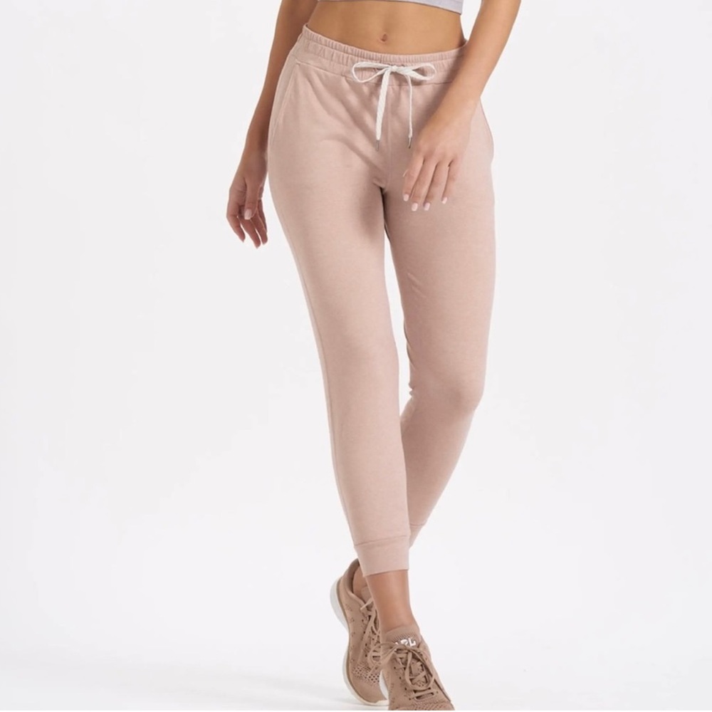 Vuori performance jogger in Dogwood Heather